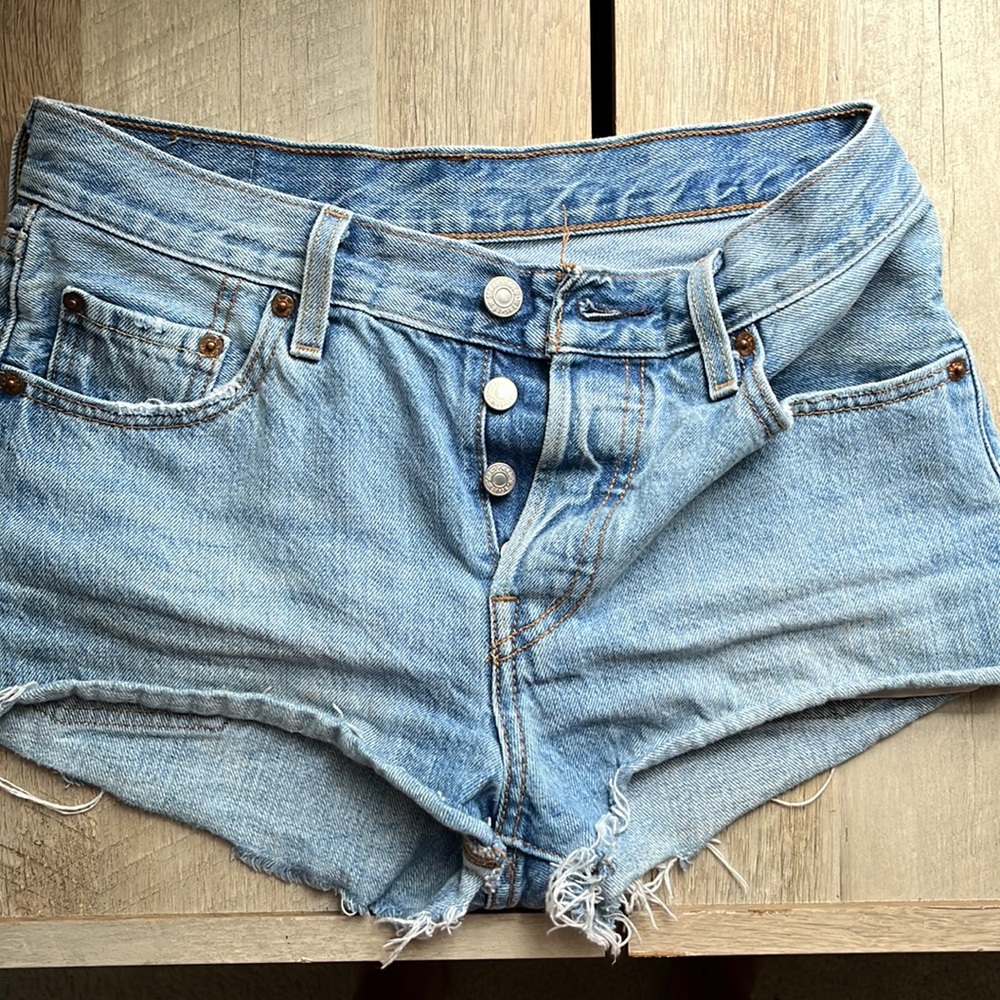 Levi 501 denim med-light wash shorts size 25.